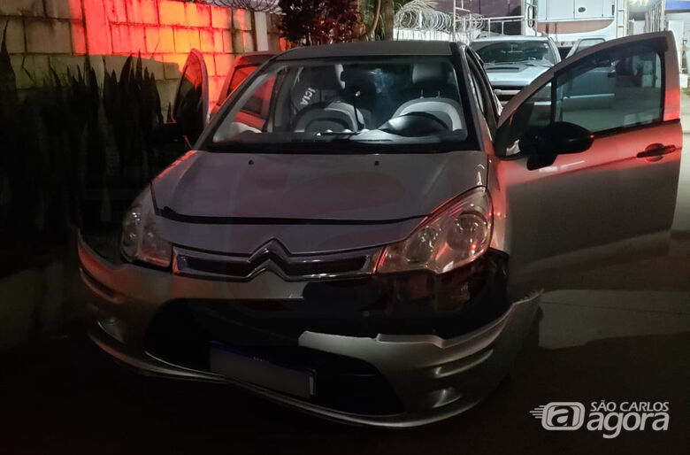 Dupla assalta motorista de aplicativo e leva o carro em São Carlos -