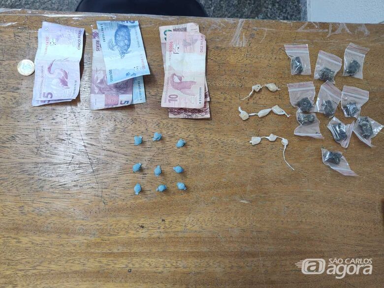 Homem é detido acusado de dispensar drogas em terreno no Jardim Popular em Ibaté -
