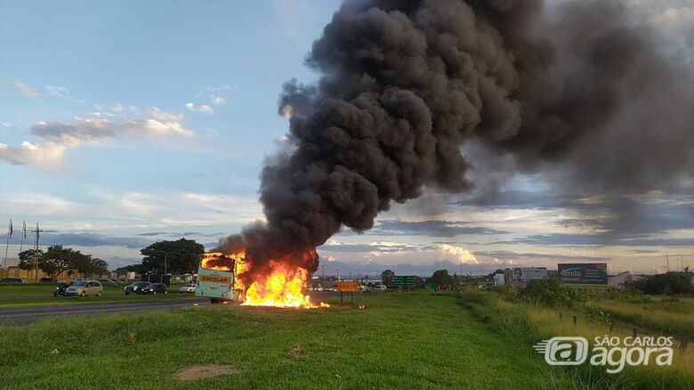 Ônibus escolar pega fogo na rodovia Washington Luís - Crédito: Maycon Maximino