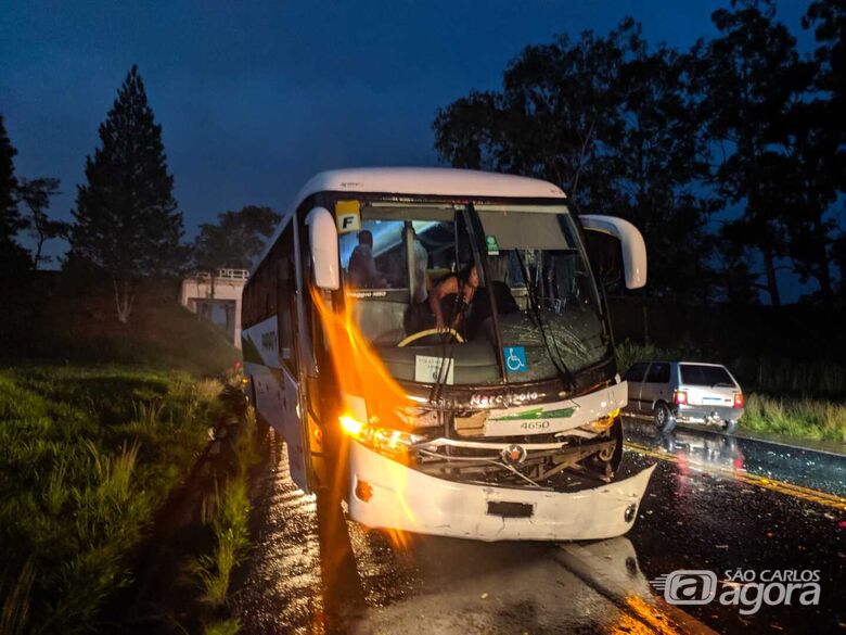 Engavetamento envolve quatro carros e um ônibus na SP-215 - Crédito: Maycon Maximino