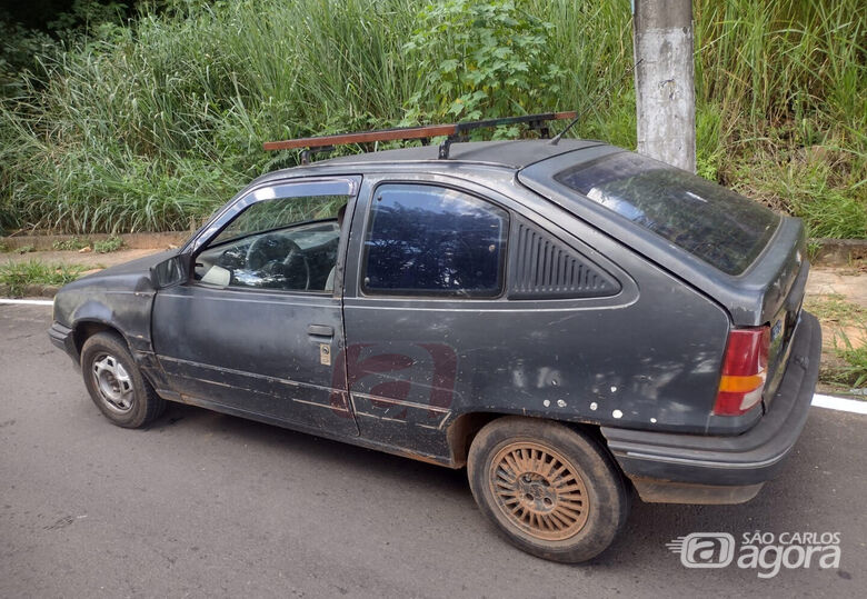 Kadett furtado é abandonado na Serra do Aracy -