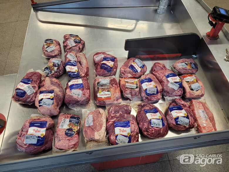 Dupla é presa após furtar várias peças de carne de supermercado na Vila Prado -