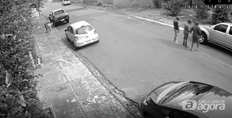 Câmera de segurança flagra dupla roubando caminhonete no Cruzeiro do Sul; veja o vídeo - Crédito: reprodução