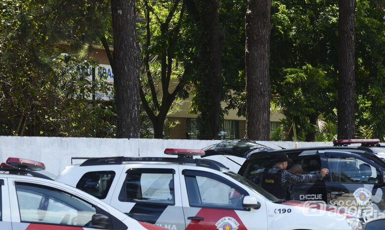 Viaturas defronte a escola após ataque - Crédito: © Rovena Rosa/Agência Brasil