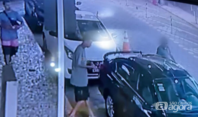 Taxista tem o carro roubado após aceitar corrida no terminal rodoviário de São Carlos - Crédito: reprodução