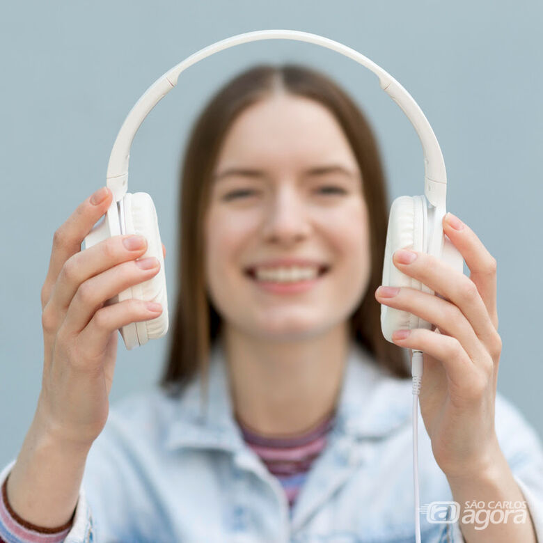 A depender do tempo de uso, os fones de ouvido podem oferecer riscos à saúde, afetando a audição (Crédito: Banco de Imagem/Freepik) -