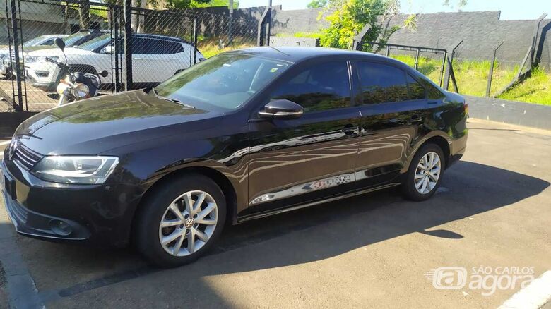 Carro estaria com licenciamento vencido e a motorista tentou enganar os PMs - Crédito: Maicon Maximino