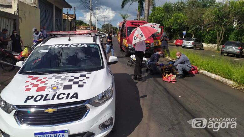 Uma das vítimas sendo socorrida: encaminhada à Santa Casa - Crédito: Maycon Maximino