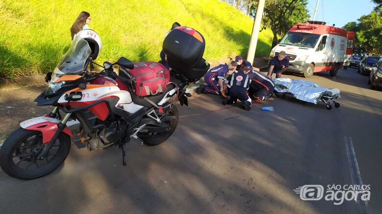 Momento em que ciclista era socorrido pelo Samu - Crédito: Maycon Maximino