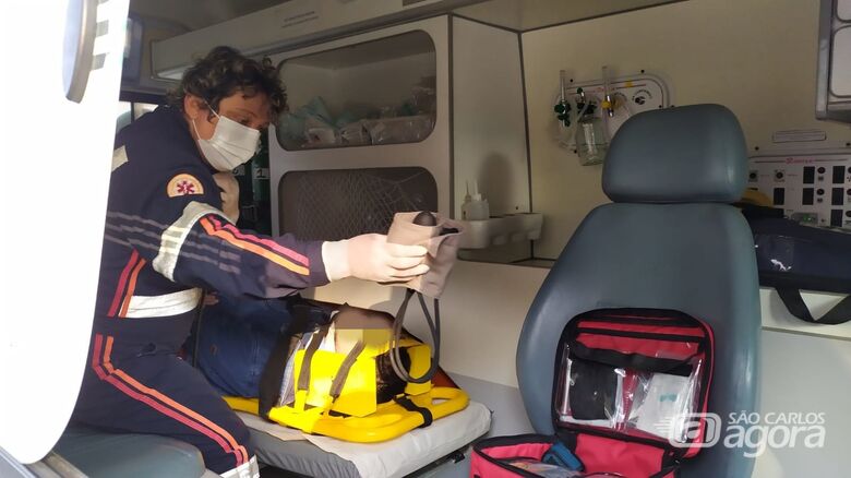 Motociclista no momento em que era socorrido pelo Samu - Crédito: Maycon Maximino
