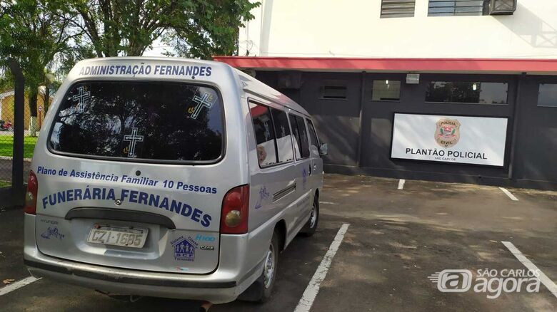 Funerária compareceu ao local para resgatar o corpo de João Luiz - Crédito: Maycon Maximino