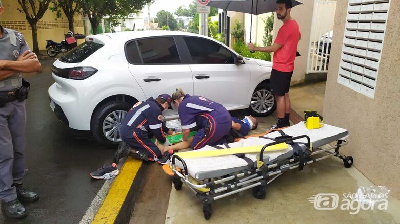 Motociclista é atendido após a queda: fratura na perna direita - Crédito: Maycon Maximino