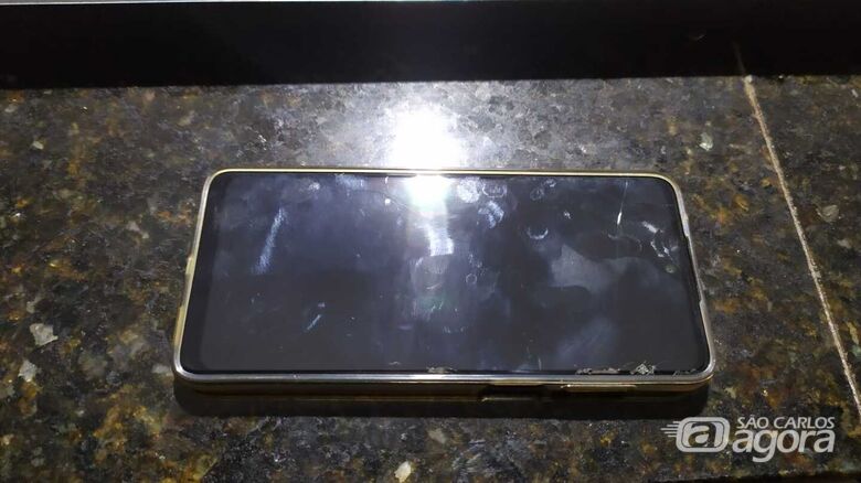 Celular furtado foi recuperado por PMs da RPM no centro - Crédito: Maycon Maximino