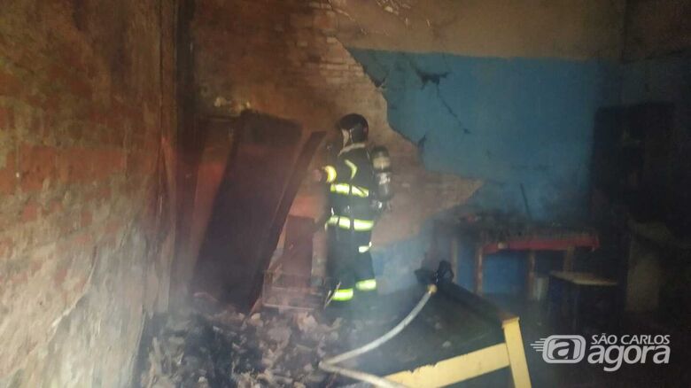 Fogo consumiu quitinete no Cidade Jardim - Crédito: Maycon Maximino