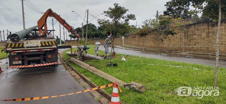 Acidente com queda de poste pode deixar bairros sem água -