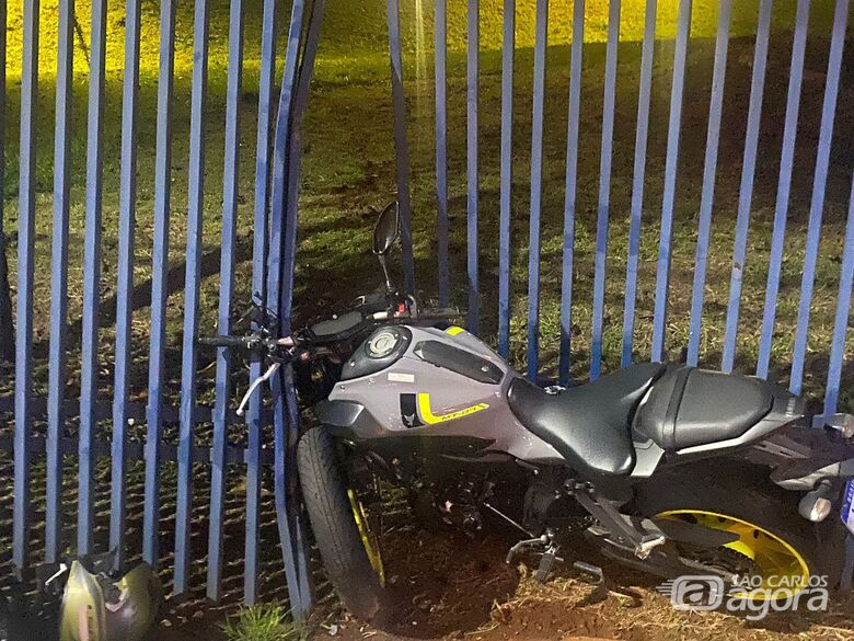 Motociclista morre após bater em grade da USP - Crédito: Márcio David