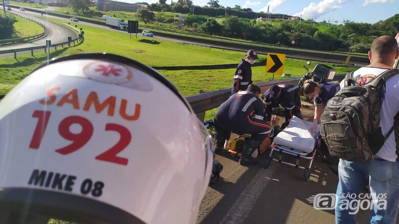 Momento em que o motociclista era atendido pelo Samu - Crédito: Maycon Maximino