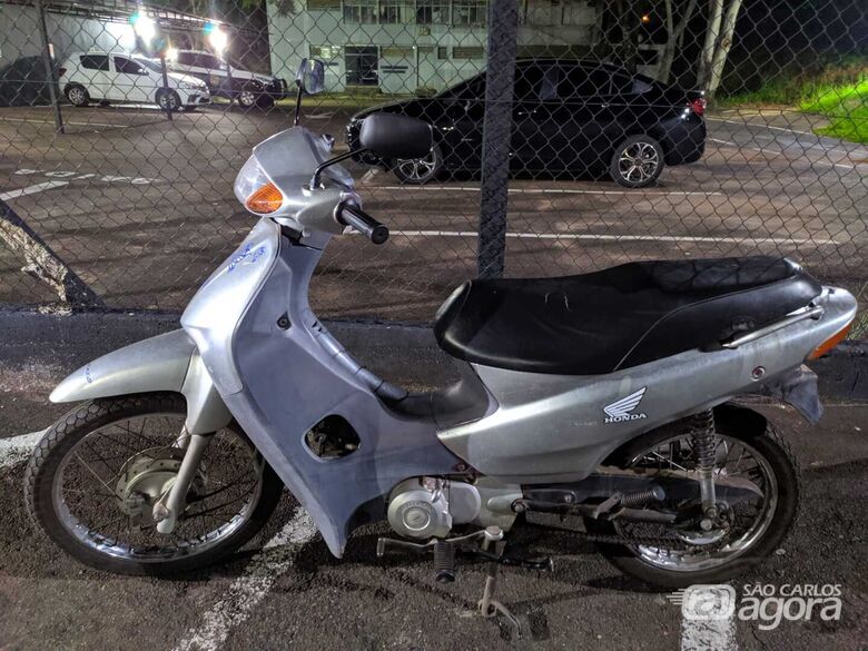 Biz estava sem placa e com a numeração do chassi e motor raspados - Crédito: Divulgação