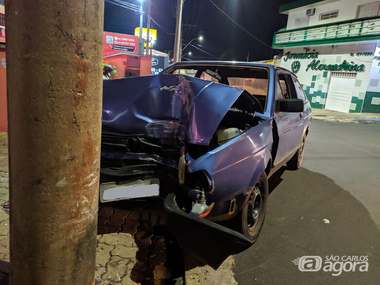Jovem com sinais de embriaguez e sem CNH bate carro em poste no Centro - Crédito: Maycon Maximino