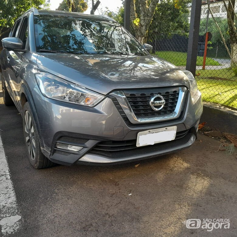 Carro roubado é encontrado em residência após denúncia -
