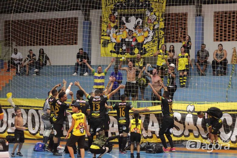Jogadores comemoram com a torcida a vitória que valeu a liderança na EPTV - Crédito: Divulgação