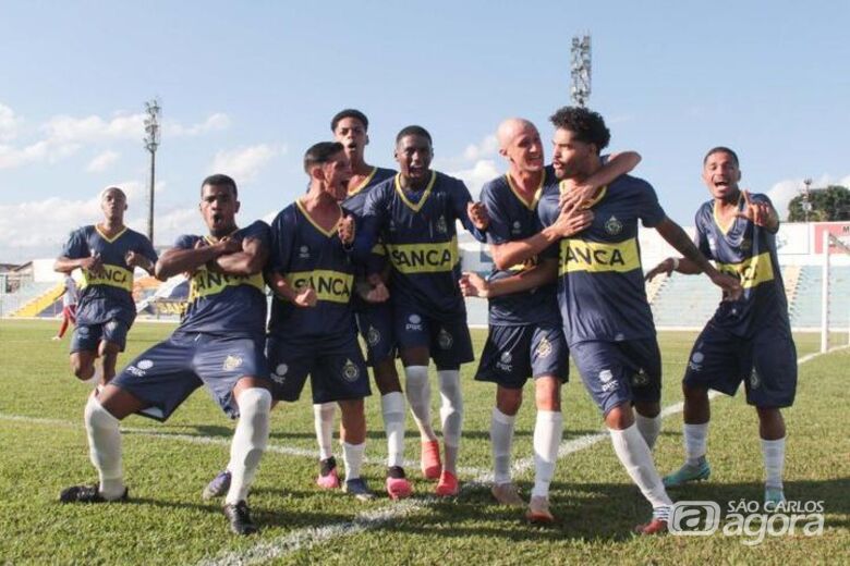 Equipe da Águia comemora gol que garantiu 3 pontos na Bezinha - Crédito: Izaque Lourival