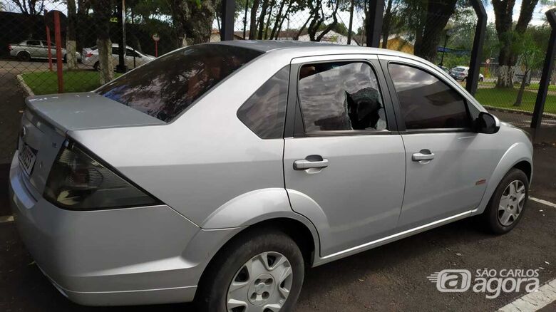 O veículo teve um dos vidros estilhaçados pela pedrada - Crédito: Maycon Maximino