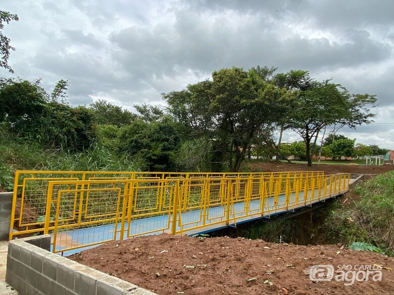 Passarela construída pela Prefeitura de Ibaté facilita acesso entre bairros na região do Jardim Cruzado - Crédito: Divulgação