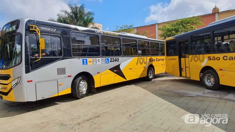 Novos ônibus da empresa Rigras são expostos na praça do mercado municipal -