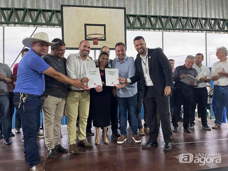 São Carlos sedia cerimônia de entrega de títulos de regularização fundiária - Crédito: Divulgação