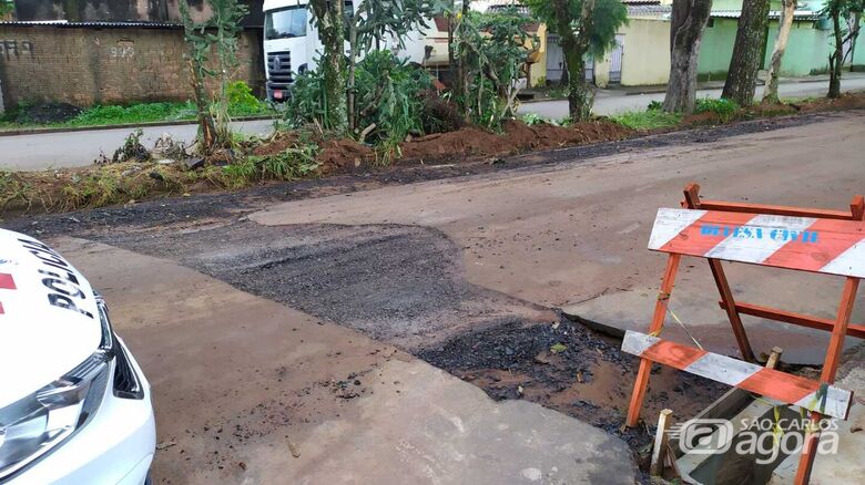 Buraco na via causou queda de motociclista - Crédito: Maycon Maximino