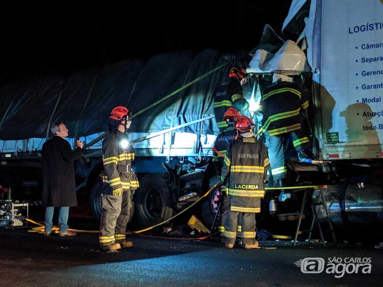 Caminhoneiro morre prensado nas ferragens após acidente na Washington Luís, em São Carlos - Crédito: Maycon Maximino