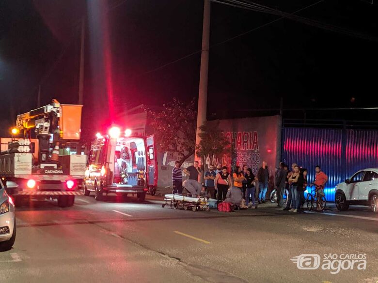 Motociclista é socorrido com suspeita de fratura na perna após acidente no São Carlos 8 - Crédito: Maycon Maximino