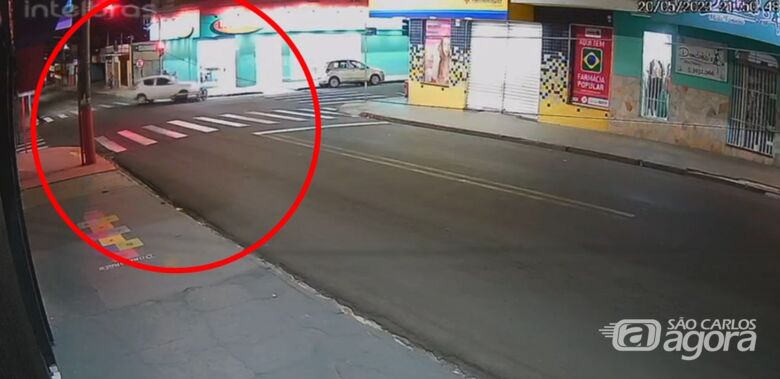 Câmera de segurança registra acidente entre carro e moto na Vila Costa do Sol -