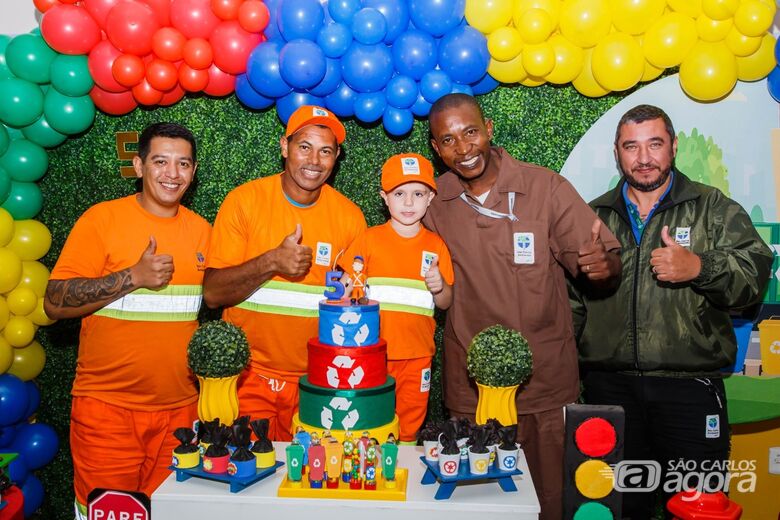 Murilo e seus heróis durante festa de aniversário: doses cavalares de empatia e carinho - Crédito: Divulgação