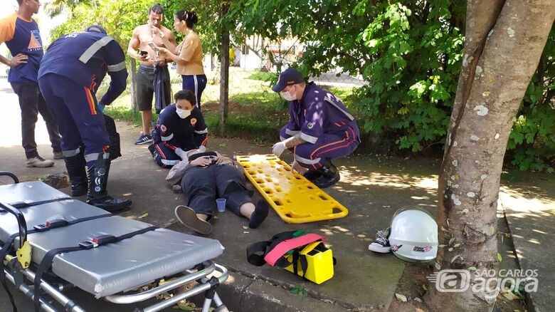 Motociclista durante o atendimento realizado pelo Samu - Crédito: Maycon Maximino