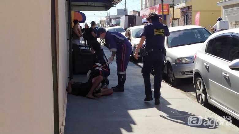 Vítima sendo atendida pelos socorristas do Samu - Crédito: Maycon Maximino