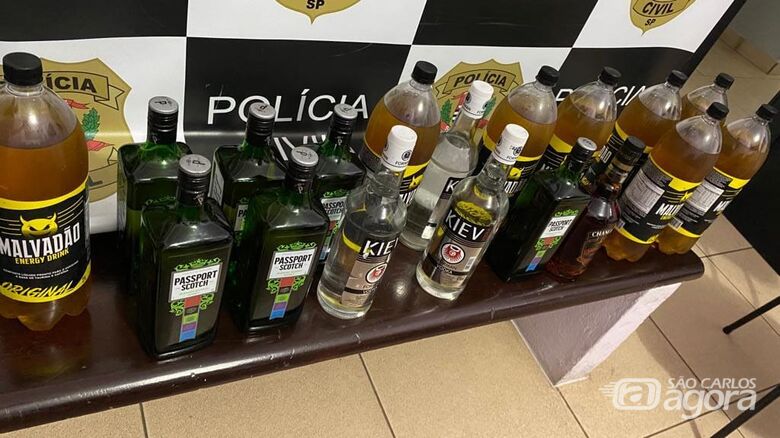 Durante a operação policial, litros de uísque, energético e vodca foram apreendidos - Crédito: Maycon Maximino