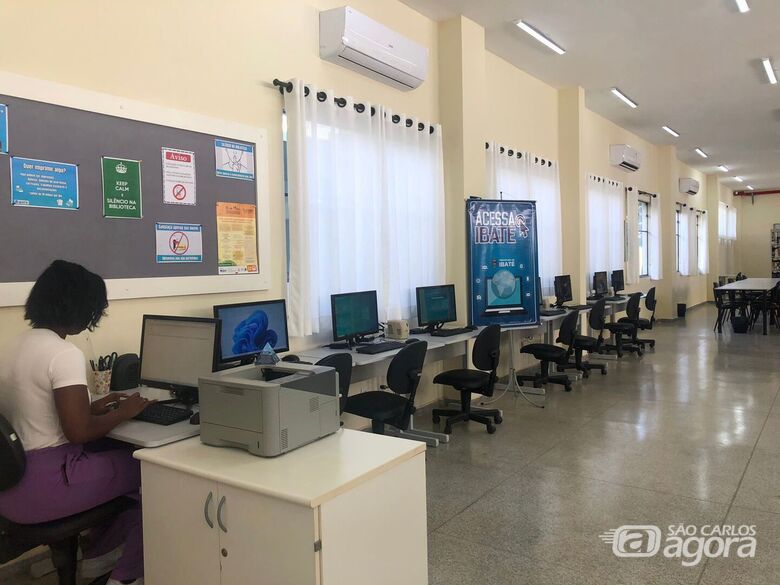 Biblioteca Municipal de Ibaté disponibiliza computadores com acesso gratuito à internet - Crédito: Divulgação