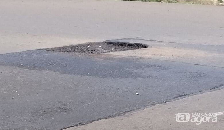 Buraco causa preocupação em rua movimentada no Centro -
