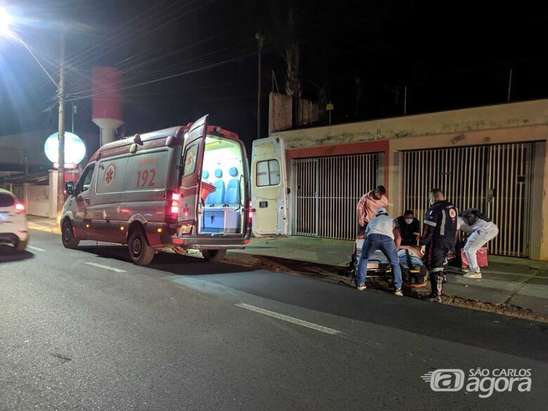 Motoboy é atendido pelo Samu: socorrido à Santa Casa - Crédito: Maycon Maximino