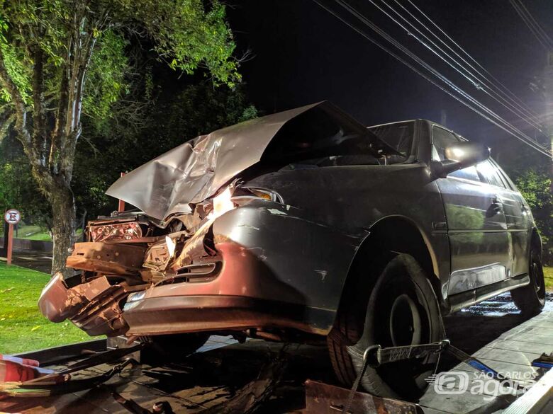 Motorista embriagado bate em defensa metálica na Washington Luiz - Crédito: Maycon Maximino