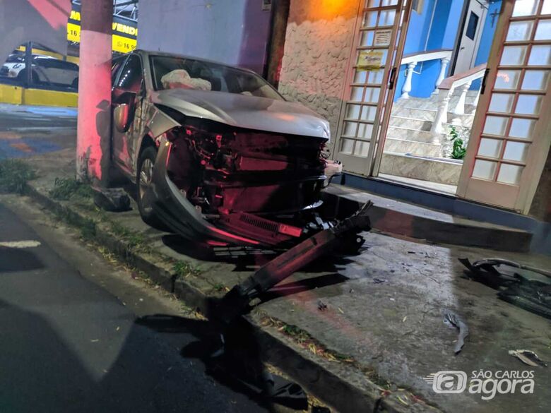 Carro fica entre poste e muro após ser "fechado" no Centro - Crédito: Maycon Maximino