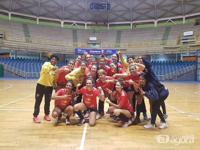 Ao lado de Ruiva Kalinne, jogadoras comemoram o troféu de MVP da partida conquistada pela atleta são-carlense - Crédito: Divulgação