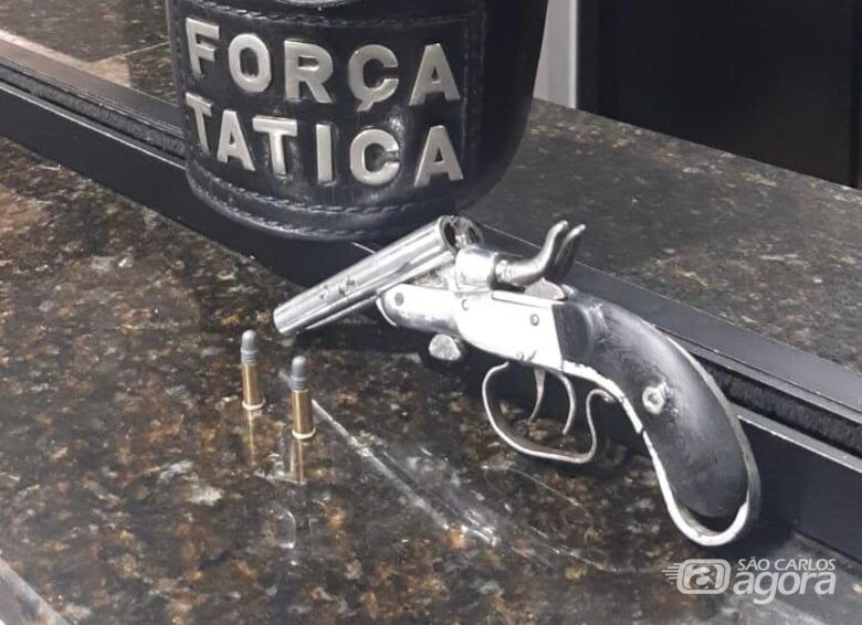 A arma que foi apreendida pelos policiais militares - Crédito: Divulgação