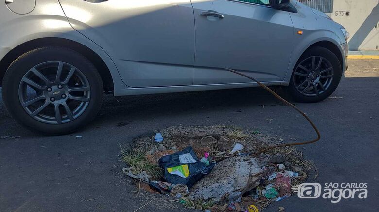 Buraco leva perigo e prejuízo a motoristas e motociclistas no Cidade Aracy - Crédito: Whatsapp SCA