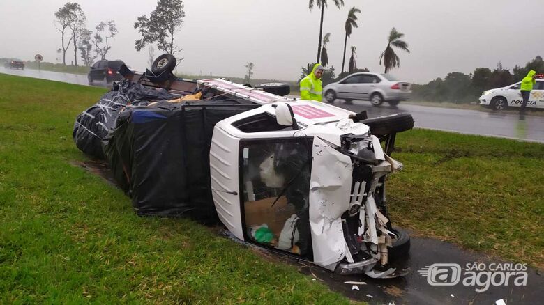 Caminhão chegou a tombar após o forte impacto no carro - Crédito: Maycon Maximino