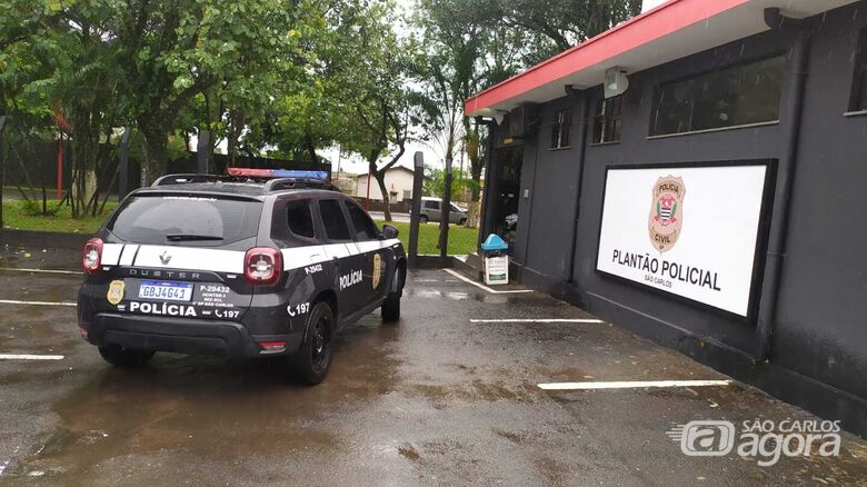 Viatura Polícia Civil no plantão policial - 