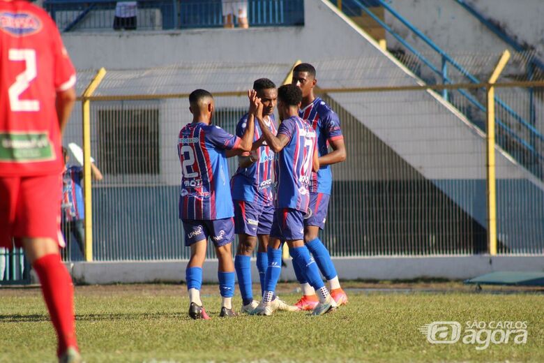 Jogadores comemoram o gol de Guilherme: o primeiro de três da vitória gremista - Crédito: Fernando Zanderim Júnior
