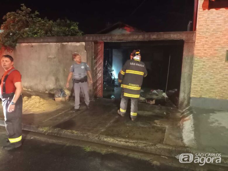 Garagem da casa e o veículo ficaram destruídos devido às labaredas - Crédito: Rota das Notícias